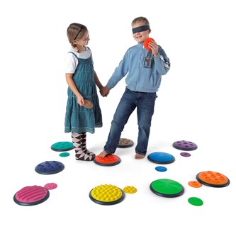 Børn der går på sansesten